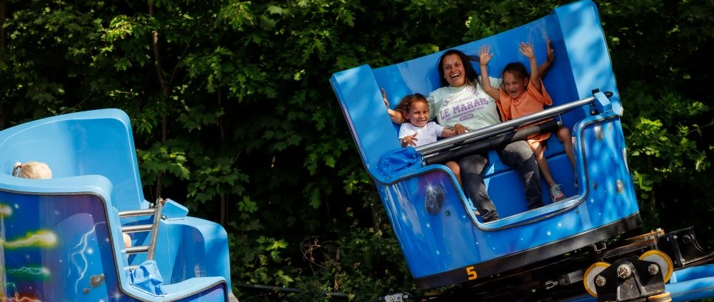 Familie genießt einen Tag im Familienfreizeitpark De Waarbeek in Twente.