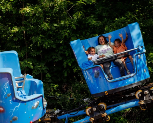 Familie genießt einen Tag im Familienfreizeitpark De Waarbeek in Twente.
