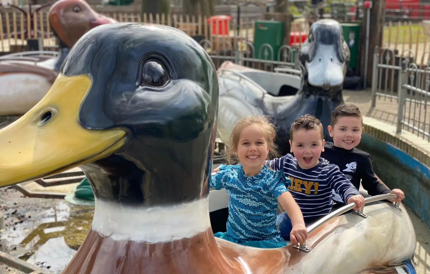 Kinder in der Entenmühle im Freizeitpark De Waarbeek